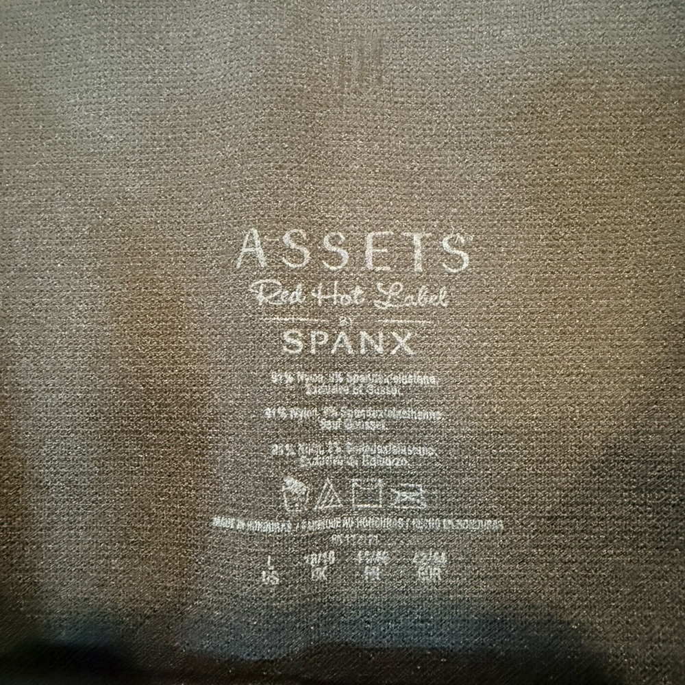 ASSETS Red Hot Label by Spanx - Picture 3 of 3